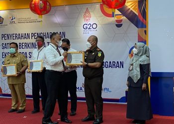 Kepala Cabjari Entikong saat menerima penghargaan dari Kepala Kanwil Ditjen Perbendaharaan Provinsi Kalimantan Barat, Imik Eko Putro. Foto: Ist