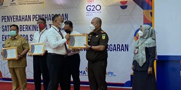 Kepala Cabjari Entikong saat menerima penghargaan dari Kepala Kanwil Ditjen Perbendaharaan Provinsi Kalimantan Barat, Imik Eko Putro. Foto: Ist