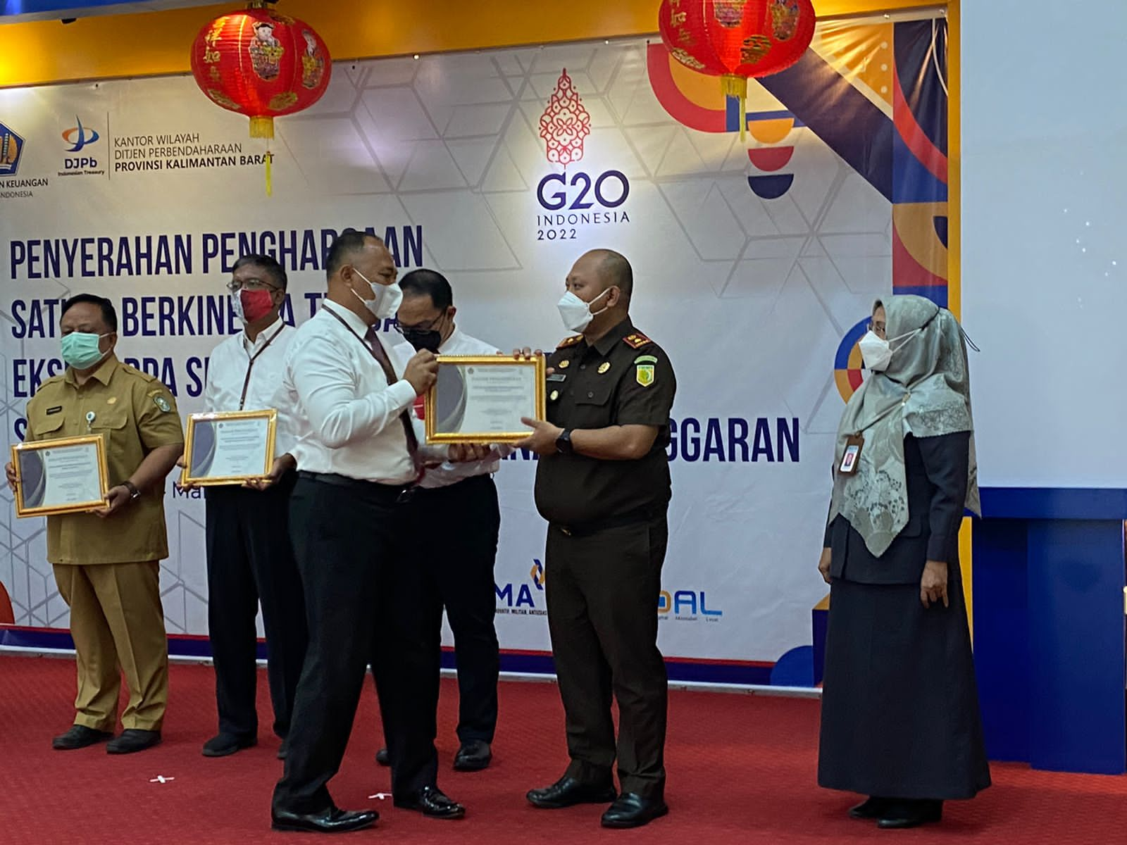 Kepala Cabjari Entikong saat menerima penghargaan dari Kepala Kanwil Ditjen Perbendaharaan Provinsi Kalimantan Barat, Imik Eko Putro. Foto: Ist