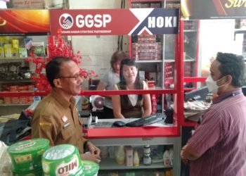 Kepala Disperindagkop Kabupaten Sanggau, Ibnu Marwan Alqadrie bersama Tim Kementerian Perdaganan RI mengecek ketersediaan minyak goreng di Kota Sanggau. Foto: Kiram Akbar/Equator Online