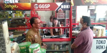 Kepala Disperindagkop Kabupaten Sanggau, Ibnu Marwan Alqadrie bersama Tim Kementerian Perdaganan RI mengecek ketersediaan minyak goreng di Kota Sanggau. Foto: Kiram Akbar/Equator Online