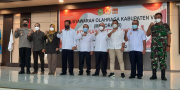 Ketua KONI Sanggau terpilih, Ibrahim (empat dari kiri) berfoto bersama Wakil Bupati Sanggau Yohanes Ontot (tengah) pada Musorkab VI KONI Kabupaten Sanggau di Hotel Harvey, Rabu (16/3/2022). Foto: Kiram Akbar/Equator Online