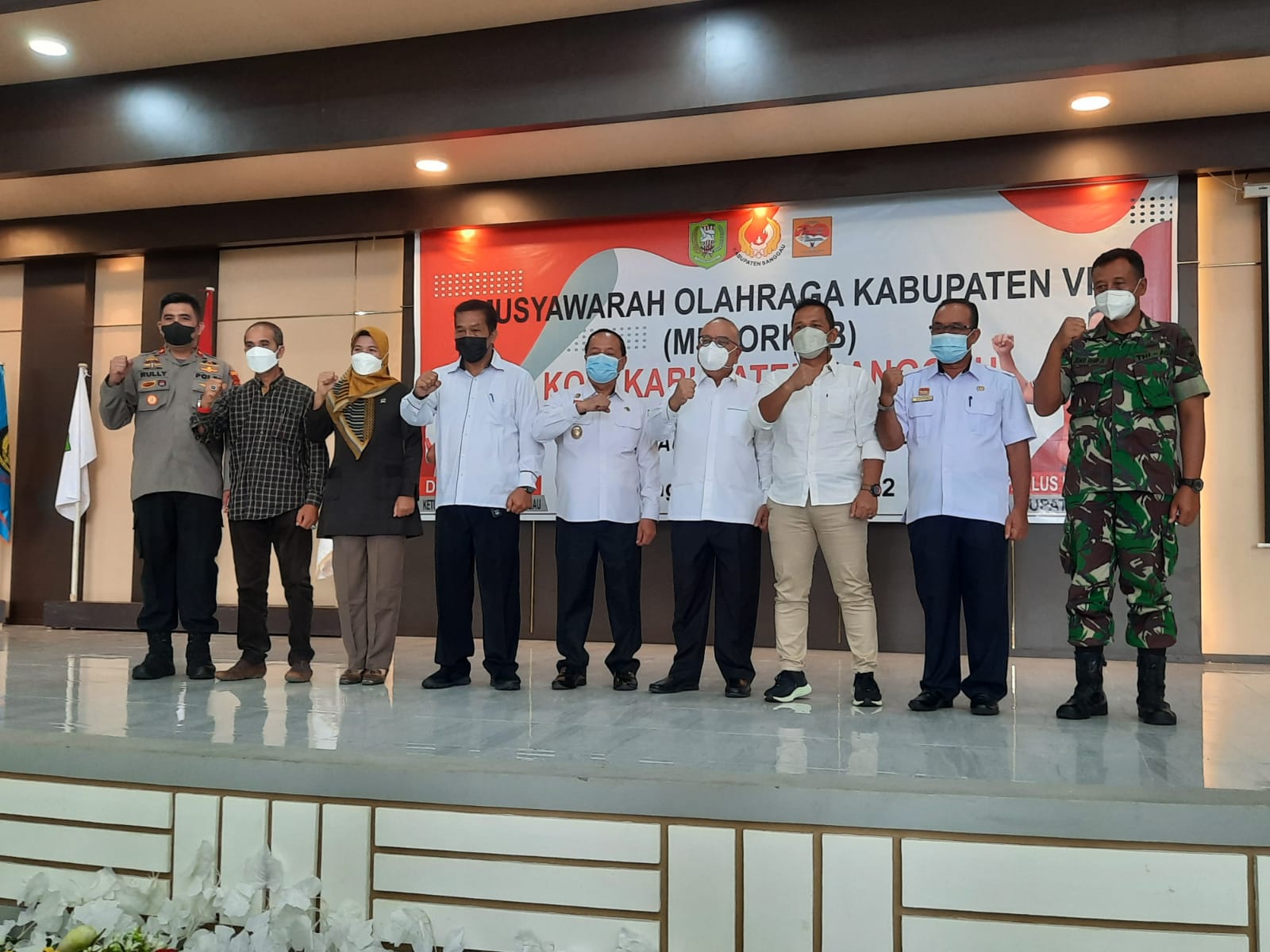 Ketua KONI Sanggau terpilih, Ibrahim (empat dari kiri) berfoto bersama Wakil Bupati Sanggau Yohanes Ontot (tengah) pada Musorkab VI KONI Kabupaten Sanggau di Hotel Harvey, Rabu (16/3/2022). Foto: Kiram Akbar/Equator Online