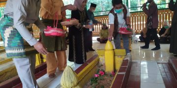 Pegawai Pemerintah Kabupaten Sanggau ziarah ke Makam-makan Raja di Desa Mengkiang. Foto: Kiram Akbar/Equator Online