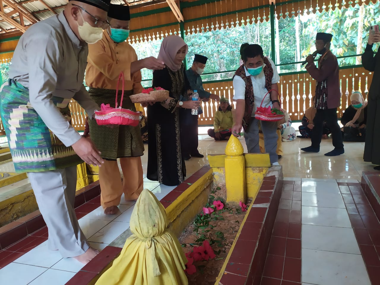 Pegawai Pemerintah Kabupaten Sanggau ziarah ke Makam-makan Raja di Desa Mengkiang. Foto: Kiram Akbar/Equator Online