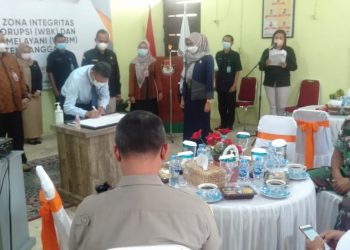 Penandatangan Pakta Integritas oleh Ketua KPU diikuti seluruh jajarannya disaksikan oleh Bupati Sanggau, Paolus Hadi dan Forkompimda, Rabu (9/3/2022). Foto: Kiram Akbar/Equator Online