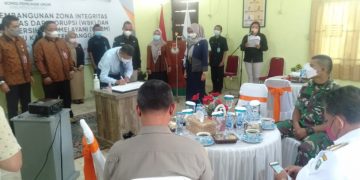 Penandatangan Pakta Integritas oleh Ketua KPU diikuti seluruh jajarannya disaksikan oleh Bupati Sanggau, Paolus Hadi dan Forkompimda, Rabu (9/3/2022). Foto: Kiram Akbar/Equator Online