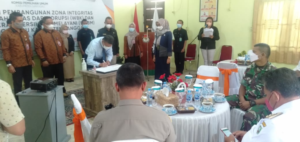 Penandatangan Pakta Integritas oleh Ketua KPU diikuti seluruh jajarannya disaksikan oleh Bupati Sanggau, Paolus Hadi dan Forkompimda, Rabu (9/3/2022). Foto: Kiram Akbar/Equator Online