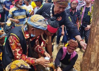 Pendirian Tugu Perjanjian antara masyarakat dengan PT USP FR dipimpin Patih Jaga Pati Kerajaan Hulu Aik, Alexander Wilyo. Foto: Ist