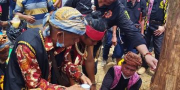 Pendirian Tugu Perjanjian antara masyarakat dengan PT USP FR dipimpin Patih Jaga Pati Kerajaan Hulu Aik, Alexander Wilyo. Foto: Ist