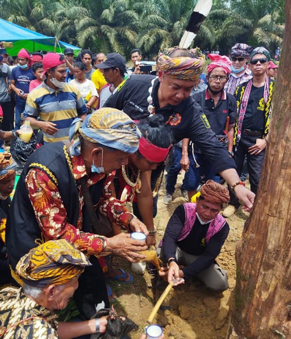 Pendirian Tugu Perjanjian antara masyarakat dengan PT USP FR dipimpin Patih Jaga Pati Kerajaan Hulu Aik, Alexander Wilyo. Foto: Ist