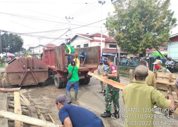 Penertiban dan Pembersihan bekas lapak PKL di Jalan H. Agus Salim, Kelurahan Beringin, Sanggau. Foto: Ist