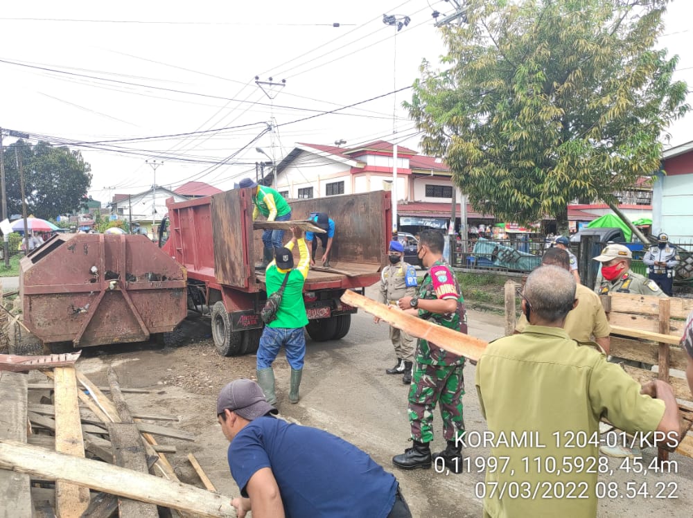 Penertiban dan Pembersihan bekas lapak PKL di Jalan H. Agus Salim, Kelurahan Beringin, Sanggau. Foto: Ist