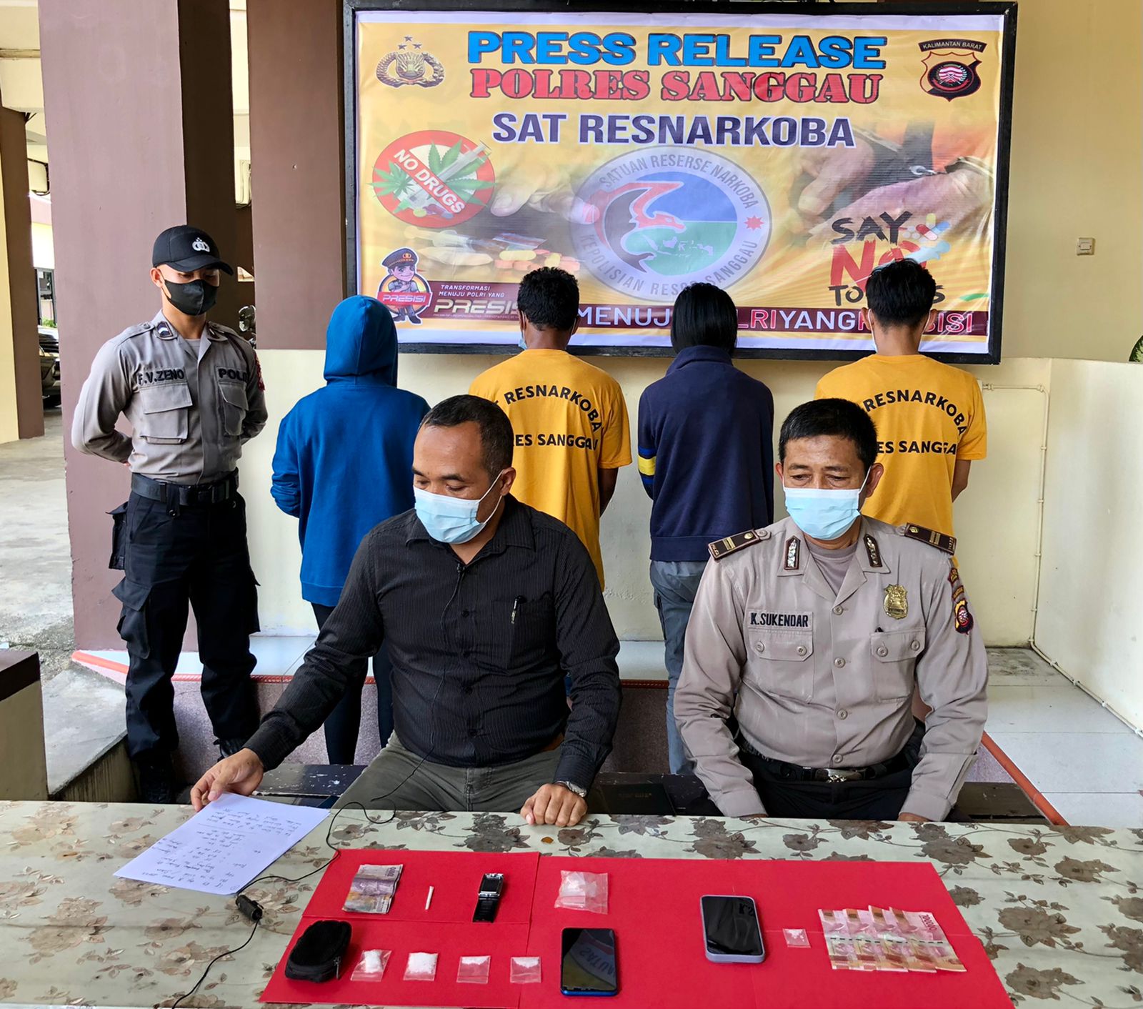 Polisi menghadirkan tersangka dan barang bukti di Mapolres Sanggau, Kamis (10/3/2022). Foto: Polisi for Equator Online