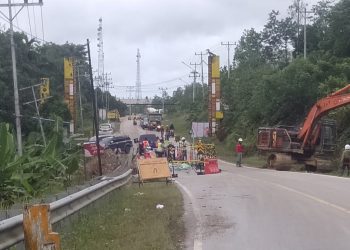 Satu diantara ruas jalan negara yang longsor di Kabupaten Sanggau. Foto: Dokumen Kiram Akbar