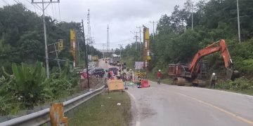 Satu diantara ruas jalan negara yang longsor di Kabupaten Sanggau. Foto: Dokumen Kiram Akbar