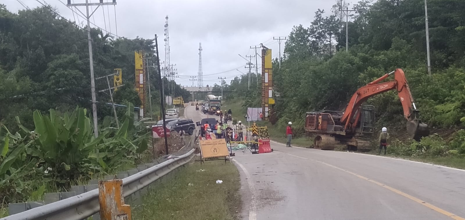 Satu diantara ruas jalan negara yang longsor di Kabupaten Sanggau. Foto: Dokumen Kiram Akbar