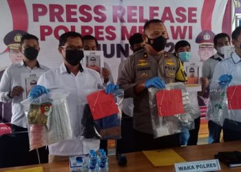 Satuan Narkoba Polres Melawi melihatkan barang bukti. Foto: Dedi Irawan/Equator Online