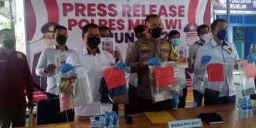 Satuan Narkoba Polres Melawi melihatkan barang bukti. Foto: Dedi Irawan/Equator Online