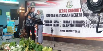 Tengku Firdaus mengusap air matanya saat pisah sambut di Kejaksaan Negeri Sanggau, Jumat (4/3/2022). Foto: Kiram Akbar/Equator Online