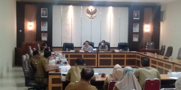 Wakil Ketua Komisi II, Yuvenalis Krismono memimpin rapat dengan mitra kerja. Foto: Kiram Akbar/Equator Online