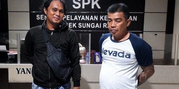 Budi Tato (kaos putih) diamankan polisi. Foto: Ist