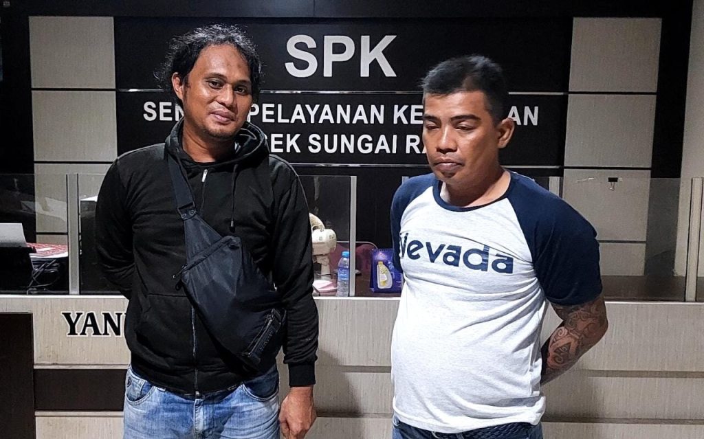 Budi Tato (kaos putih) diamankan polisi. Foto: Ist