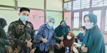 Ketua TP PKK Melawi mendampingi Anak-anak melakukan vaksinasi. Foto: Dedi Irawan/Equator Online