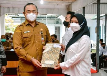 Pemerintah Kabupaten Ketapang menyerahkan SK Pengangkatan kepada CPNS. Foto: Ist