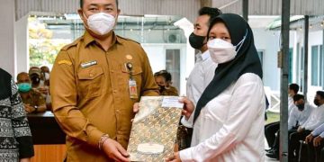 Pemerintah Kabupaten Ketapang menyerahkan SK Pengangkatan kepada CPNS. Foto: Ist