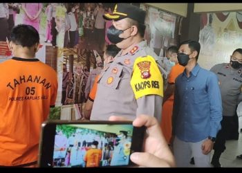 JN, pemerkosa Anak Tiri dihadirkan Polisi saat rilis di Polres Kapuas Hulu, Selasa (12/4/2022). Foto: Taufiq