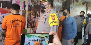 JN, pemerkosa Anak Tiri dihadirkan Polisi saat rilis di Polres Kapuas Hulu, Selasa (12/4/2022). Foto: Taufiq