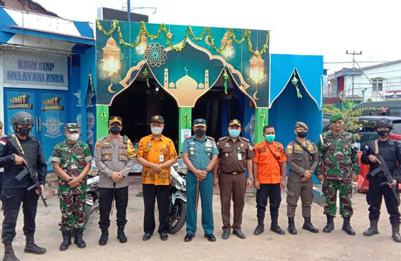 Kapolres Ketapang bersama jajaran Forkopimda berfoto bersama usai pengecekan Pospam Lebaran, Kamis (28/4/2022). Foto: Ist