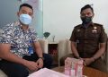 Kasi Pidsus Kejari Sanggau, Agus Supriyanto menyerahkan uang denda Rp 200 juta ke Kas Negara melalui Bank Mandiri Cabang Sanggau, Rabu (6/4/2022). Foto: Ist