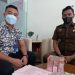 Kasi Pidsus Kejari Sanggau, Agus Supriyanto menyerahkan uang denda Rp 200 juta ke Kas Negara melalui Bank Mandiri Cabang Sanggau, Rabu (6/4/2022). Foto: Ist