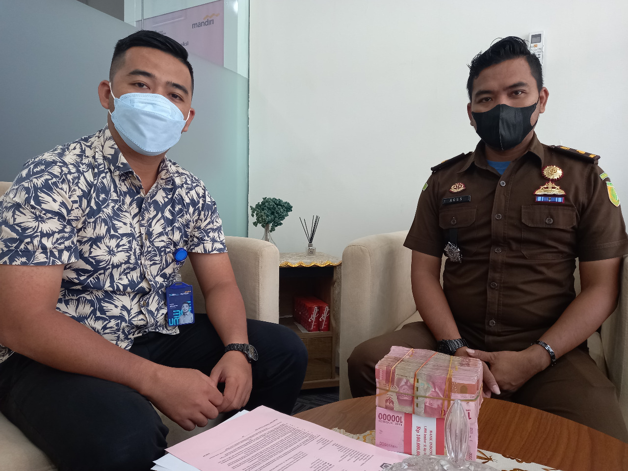 Kasi Pidsus Kejari Sanggau, Agus Supriyanto menyerahkan uang denda Rp 200 juta ke Kas Negara melalui Bank Mandiri Cabang Sanggau, Rabu (6/4/2022). Foto: Ist