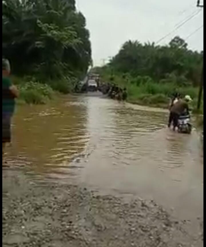 Kondisi ruas jalan Bodok menuju Bonti yang tergenang air