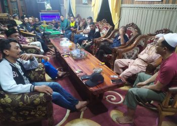 Perwakilan Ormas di Kabupaten Sanggau mengadakan pertemuan bersama Raja Sanggau di Keraton Surya Negara, Selasa 26 April 2022 malam. Foto: Ist