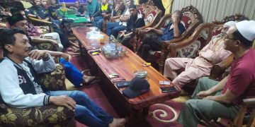 Perwakilan Ormas di Kabupaten Sanggau mengadakan pertemuan bersama Raja Sanggau di Keraton Surya Negara, Selasa 26 April 2022 malam. Foto: Ist