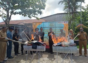 Barang Bukti Kejahatan dimusnahkan di halaman Kantor Kejaksaan Negeri Ketapang, Selasa (24/5/2022). Foto: Abdul/Equator Online