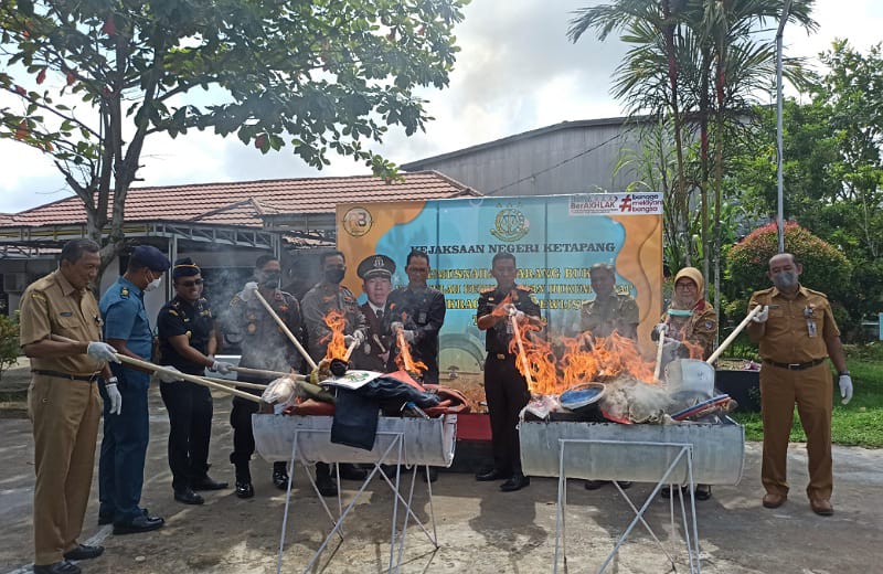 Barang Bukti Kejahatan dimusnahkan di halaman Kantor Kejaksaan Negeri Ketapang, Selasa (24/5/2022). Foto: Abdul/Equator Online