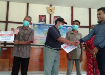 Kasi Pidsus Kejari Sanggau, Agus Supriyanto (dua dari kanan) menyerakan BLT kepada masyarakat Desa Sungai Alai, Kecamatan Kapuas, Selasa (24/5/2022). Foto: Kiram Akbar/Equator Online