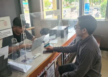 MELAOR KE POLISI. Uti Farras Difta saat memberikan keterangan kepada polisi. Foto: Ist