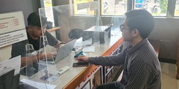 MELAOR KE POLISI. Uti Farras Difta saat memberikan keterangan kepada polisi. Foto: Ist