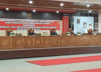 Rapat Paripurna pembahasan tiga Raperda. Salah satunya terkait penganggaran Pilkada Serentak 2024 di Gedung DPRD Sanggau, Senin (23/5/2022). Foto: Kiram Akbar/Equator Online