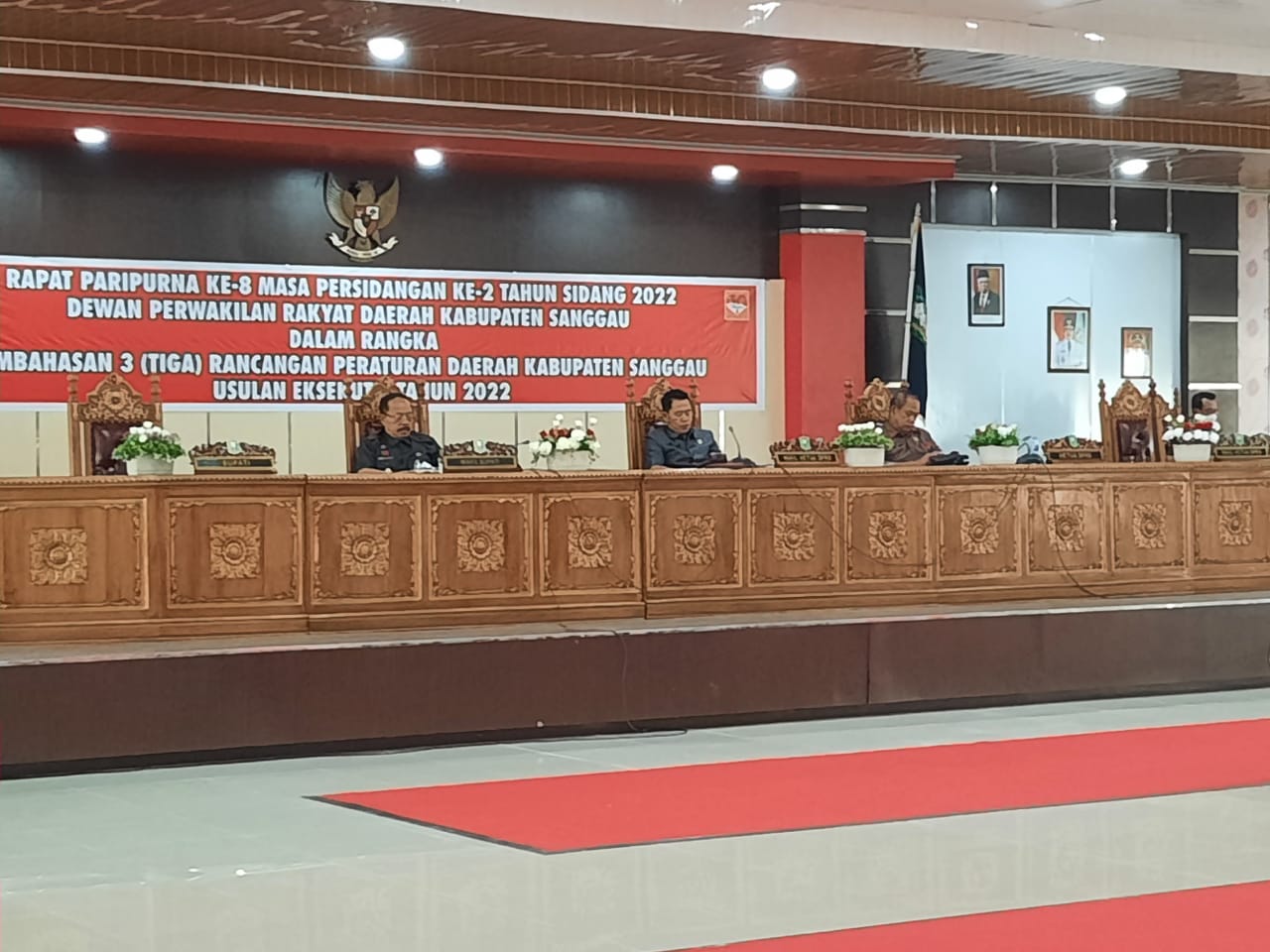 Rapat Paripurna pembahasan tiga Raperda. Salah satunya terkait penganggaran Pilkada Serentak 2024 di Gedung DPRD Sanggau, Senin (23/5/2022). Foto: Kiram Akbar/Equator Online