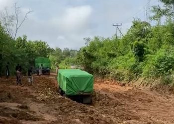 Satu unit kendaraan terjebak jalan hancur di ruas Tumbang Titi menuju Tanjung, Jelai Hulu, Kabupaten Ketapang. Foto: Ist