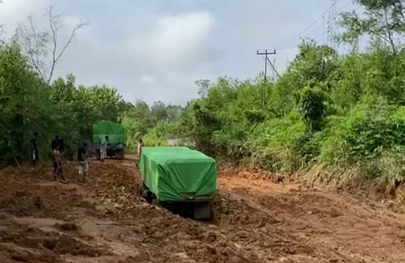 Satu unit kendaraan terjebak jalan hancur di ruas Tumbang Titi menuju Tanjung, Jelai Hulu, Kabupaten Ketapang. Foto: Ist