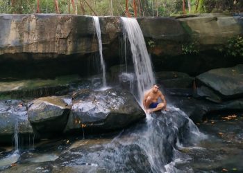 Wisatawan menikmati wisata alam Pancur Aji. Foto: Deska/Equator Online