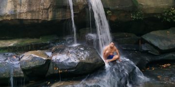 Wisatawan menikmati wisata alam Pancur Aji. Foto: Deska/Equator Online